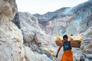 肩負硫磺，背起山